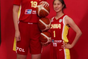 中國女籃拍攝定妝照 張子宇真是個大寶貝啊
