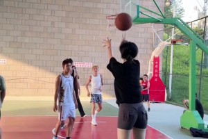 可惡，是底角女射手，只能貼防了