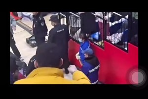 楊瀚森此前在CBA受傷時離場，遭球迷辱罵：CNM，死去吧